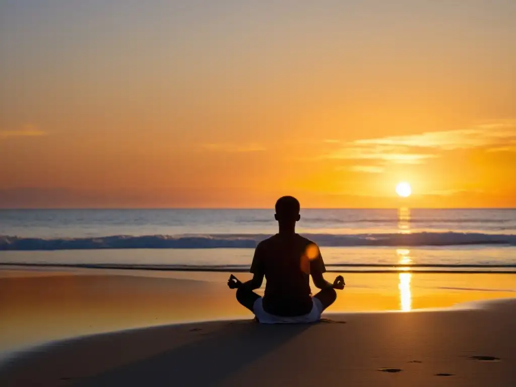 Persona meditando en playa al amanecer, respiración y meditación para rejuvenecimiento