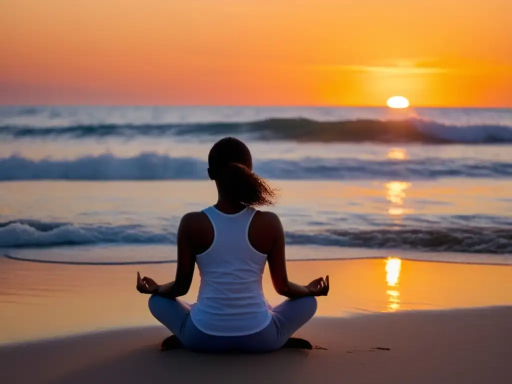 Persona practicando terapia de respiración para trastornos de pánico en la playa al atardecer, con expresión serena y postura tranquila