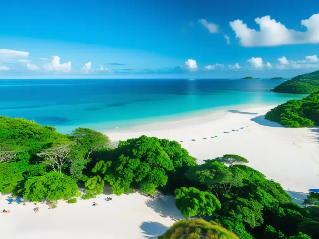 Playa prístina con aguas azules, arena blanca y vegetación exuberante